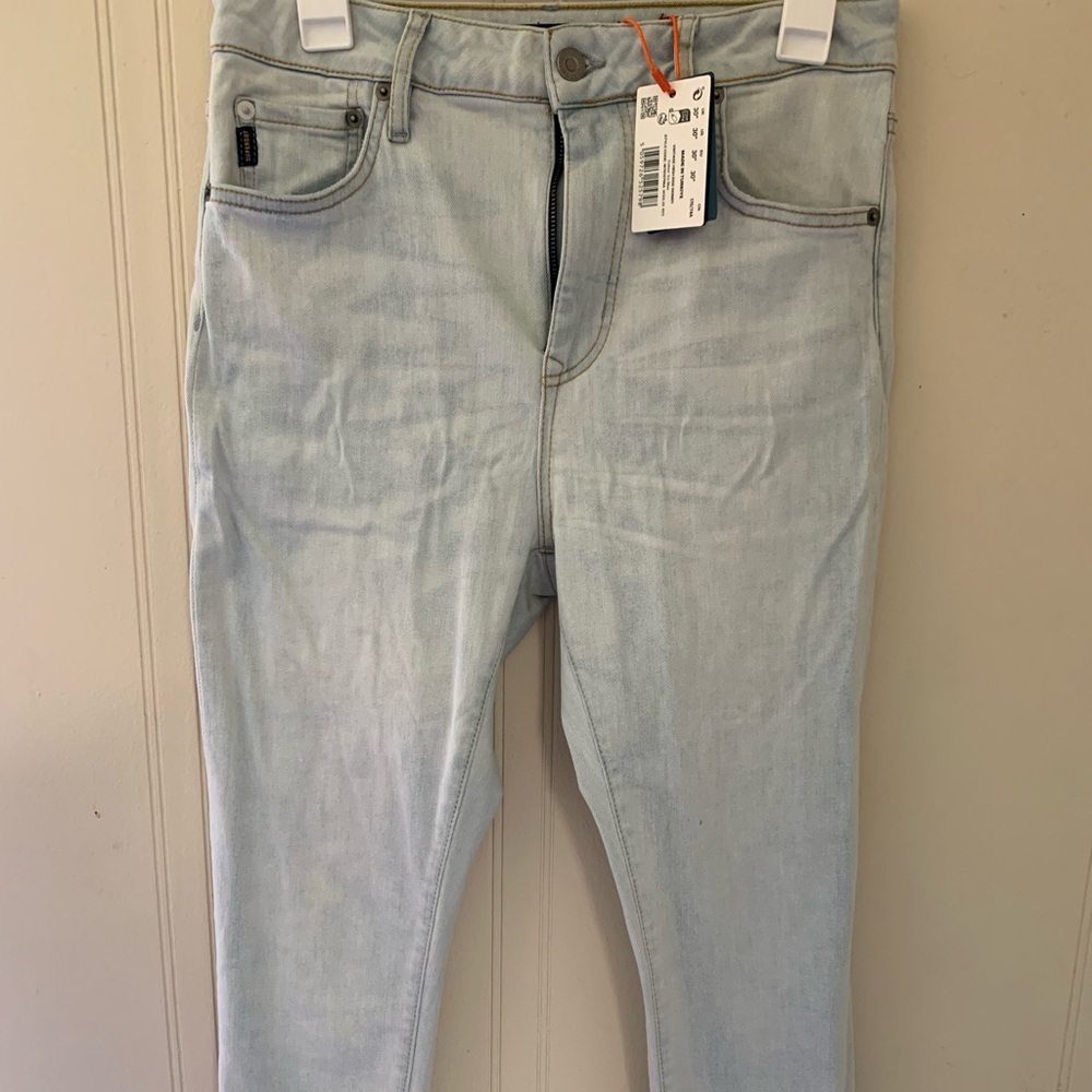 Women high rise jeans. NEW!! Color: Light blue. Size:30/28.